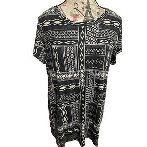 Chelsea & Theodore Black and White Geometric Short Sleeve Top